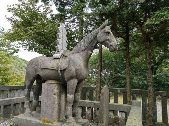 那須与一の愛馬の石像