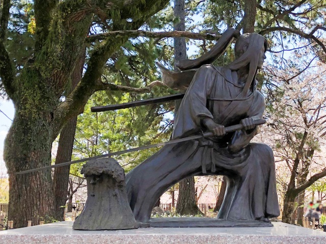 佐々木小次郎の像