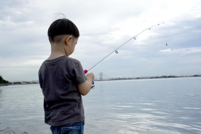 釣りをする少年